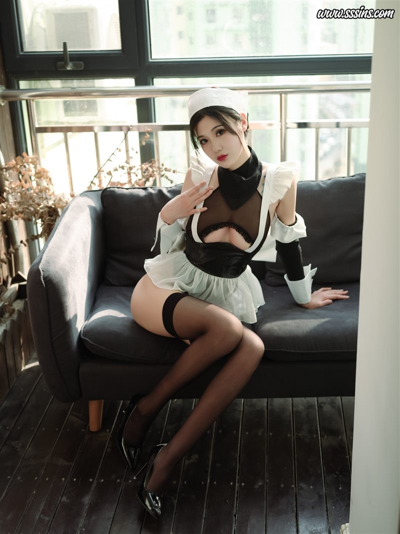 一米八的大梨子 – 吊带袜女仆 [13P／41.3MB]