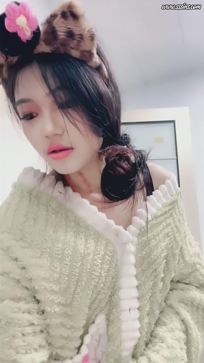 欲念许微微 - 学妹下海捞钱的新方式 [4P + 6V／2.76GB] - 呦糖社C+-呦糖社C+